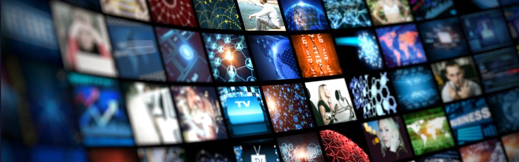 Vägg av TV-skärmar och digitala bilder i blått ljus
