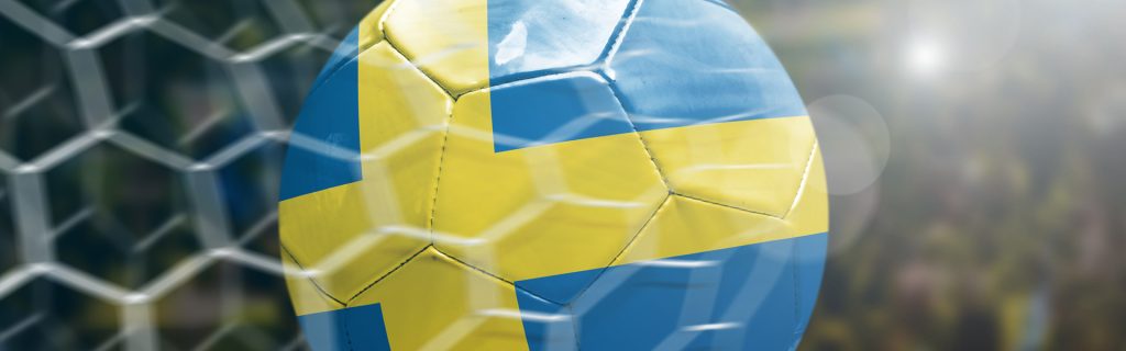 Fotboll i svenska färger i ett mål