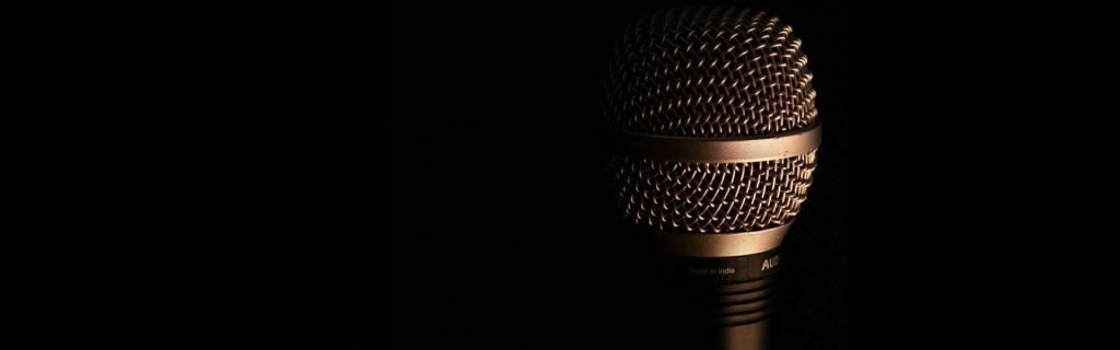 Mikrofon mot svart bakgrund